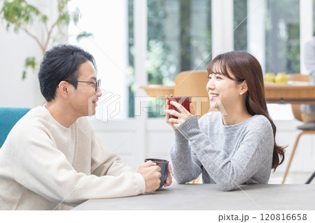 夫婦 仲良し 団らん 夫婦 仲良し 団らん 120816658