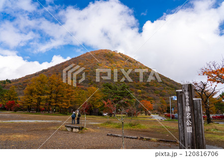 紅葉に染まる秋の榛名山 紅葉に染まる秋の榛名山 120816706