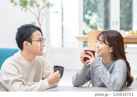 夫婦 仲良し 団らん 夫婦 仲良し 団らん 120816721