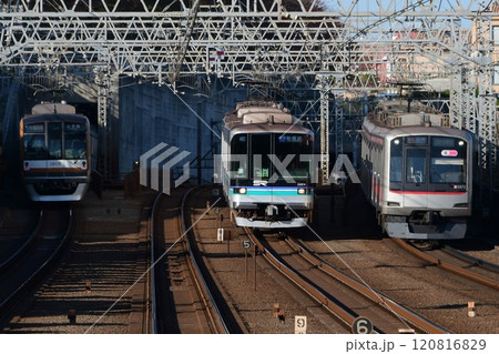 並走と離合する東急5050系と埼玉高速鉄道2000系と東京メトロ10000系 並走と離合する東急5050系と埼玉高速鉄道2000系と東京メトロ10000系 120816829