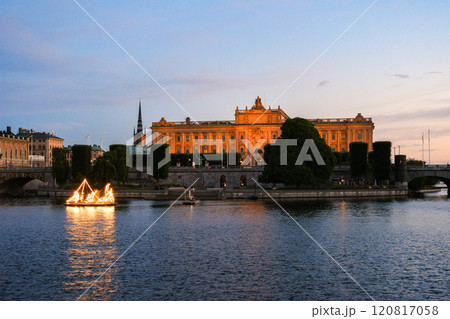 スウェーデン ストックホルム 夕暮れの国会議事堂 120817058