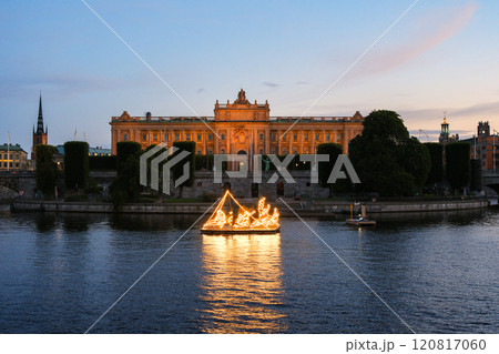 スウェーデン ストックホルム 夕暮れの国会議事堂 スウェーデン ストックホルム 夕暮れの国会議事堂 120817060