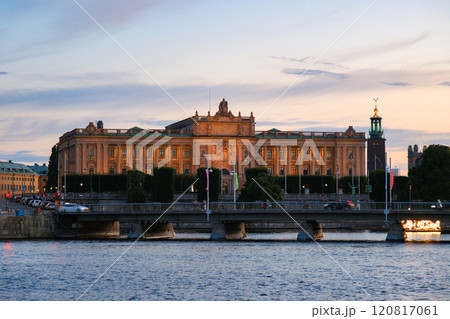 スウェーデン ストックホルム 夕暮れの国会議事堂 120817061