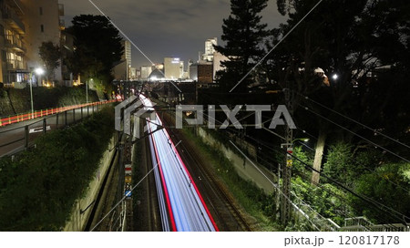瀬田跨線橋（東京都世田谷区）で撮影した東急田園都市線の電車の光跡、線路の先に二子玉川駅周辺のビル群 120817178