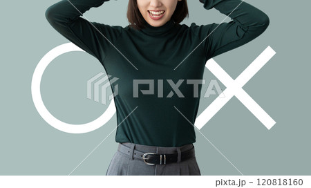 マルかバツか、どちらか考える女性 120818160