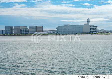 りんくう展望ひろば駐車場から見たセントレアと雲の多い海の風景(愛知県) 120818737
