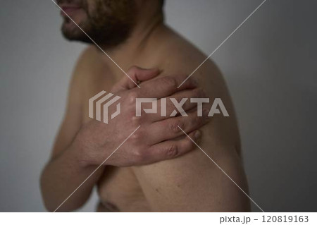 a shoulder pain in a 30-year-old man with a beard a shoulder pain in a 30-year-old man with a beard 120819163