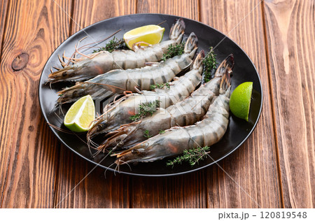 Raw big tiger ( king ) shrimps photography . Top view 120819548