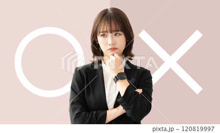 マルかバツか、どちらか考える女性・ビジネスウーマン 120819997