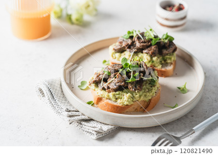 Toast avocado and mushrooms 120821490