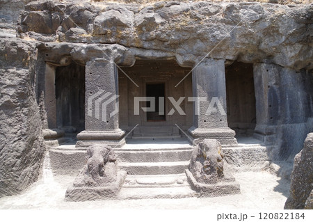 インド　世界遺産エローラ石窟群 120822184