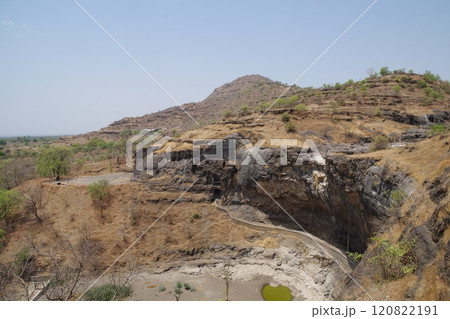 インド　世界遺産エローラ石窟群 120822191