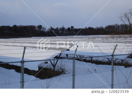 雪が積もったメガソーラーの太陽光パネル 120823539