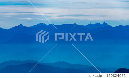 秋の飯綱山山頂からの風景　北アルプス槍穂高連峰　長野市　長野県　日本 120824083