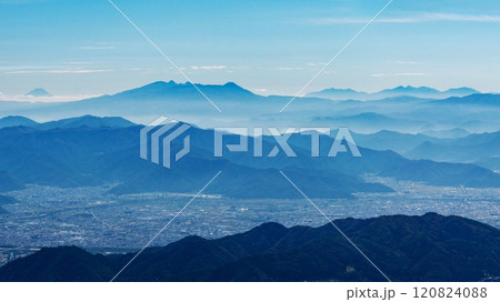 秋の飯綱山山頂からの絶景　長野市の街越しの甲信地方の山々　　長野市　長野県　日本 120824088