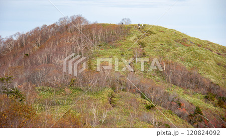 秋の飯綱山トレッキングの風景 山頂 長野市 長野県 日本 秋の飯綱山トレッキングの風景 山頂 長野市 長野県 日本 120824092