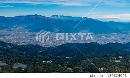 秋の飯綱山山頂からの絶景　長野市越しの四阿山と浅間山の絶景　　長野市　長野県　日本 120824098