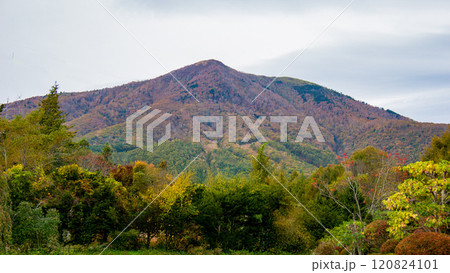 秋の飯綱山トレッキングの風景　飯綱山全景　長野市　長野県　日本 120824101