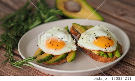 Breakfast sandwich with avocado and fried eggs 120824211