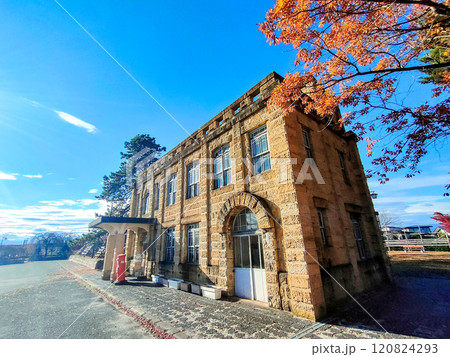青空と秋の旧高畠駅・山形県東置賜郡高畠町 120824293