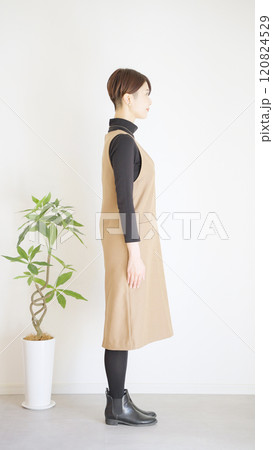 女性秋服冬服のファッションコーディネート全身(縦向き) 女性秋服冬服のファッションコーディネート全身(縦向き) 120824529