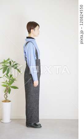 女性の秋冬ファッションコーディネート全身(縦向き) 女性の秋冬ファッションコーディネート全身(縦向き) 120824550