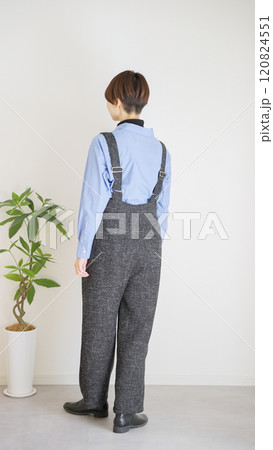 女性の秋冬ファッションコーディネート全身（縦向き） 120824551