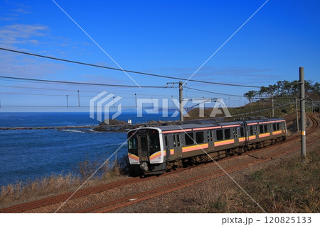 絶景の信越本線を駆け抜けるE129系電車_2024/12/2撮影 120825133