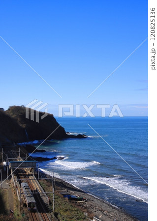 日本一海に近い駅のJR青海川駅に到着するE129系電車_2024/12/2撮影 120825136