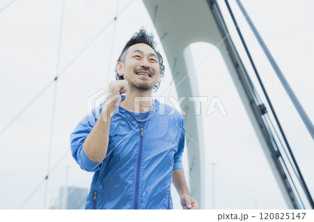 ランニングする男性 120825147