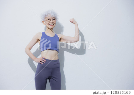 スポーツウェアのシニア女性 120825169