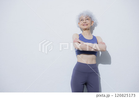スポーツウェアのシニア女性 スポーツウェアのシニア女性 120825173