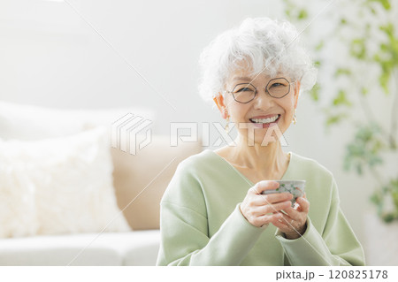 お茶を飲むシニア女性 120825178
