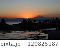 江ノ島から見た富士山に陽が沈む所 120825187