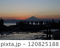 江ノ島から見た富士山に陽が沈む所 120825188