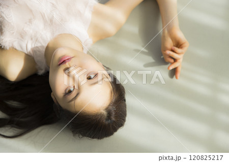 美しい女性のポートレート 美しい女性のポートレート 120825217