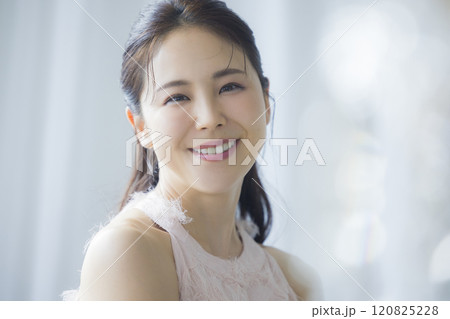 美しい女性のポートレート　 120825228