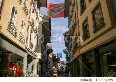 トゥーン旧市街の風景　　トゥーン湖畔　インターラーケン　スイス 120825269