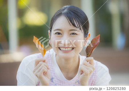 保育士の若い女性 120825280