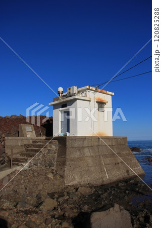 新潟県鯨波漁港にポツンと佇む柏崎柏崎験潮場 新潟県鯨波漁港にポツンと佇む柏崎柏崎験潮場 120825288