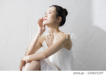 若い女性のボディケア　　 120825297