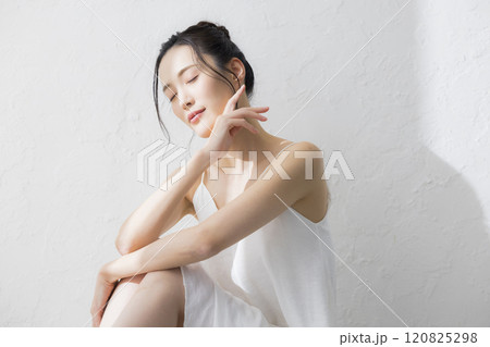若い女性のボディケア 若い女性のボディケア 120825298