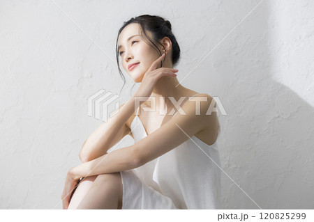 若い女性のボディケア　　 120825299