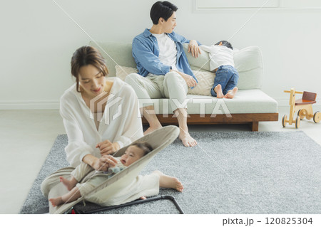 若い家族、親子、子ども、リビング 若い家族、親子、子ども、リビング 120825304