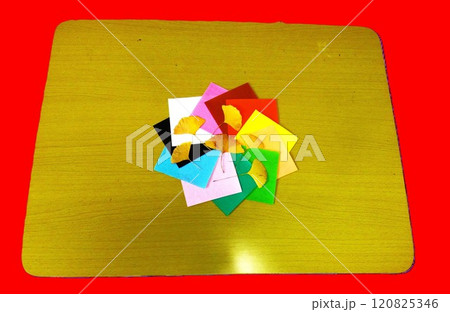 銀杏の黄葉と色紙 120825346