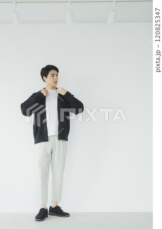 カジュアルな服装のビジネスマン 120825347