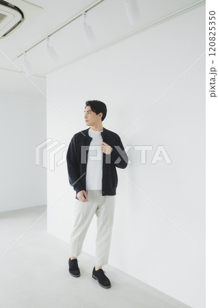 カジュアルな服装のビジネスマン カジュアルな服装のビジネスマン 120825350