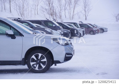 スキー場の駐車場 スキー場の駐車場 120825411