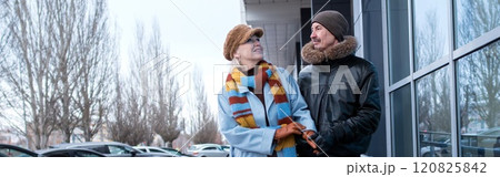 Elderly couple holding hands and enjoying a winter walk in the city 120825842