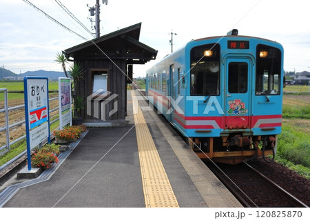 樽見鉄道 織部駅に停車中のハイモ295-510形気動車 120825870